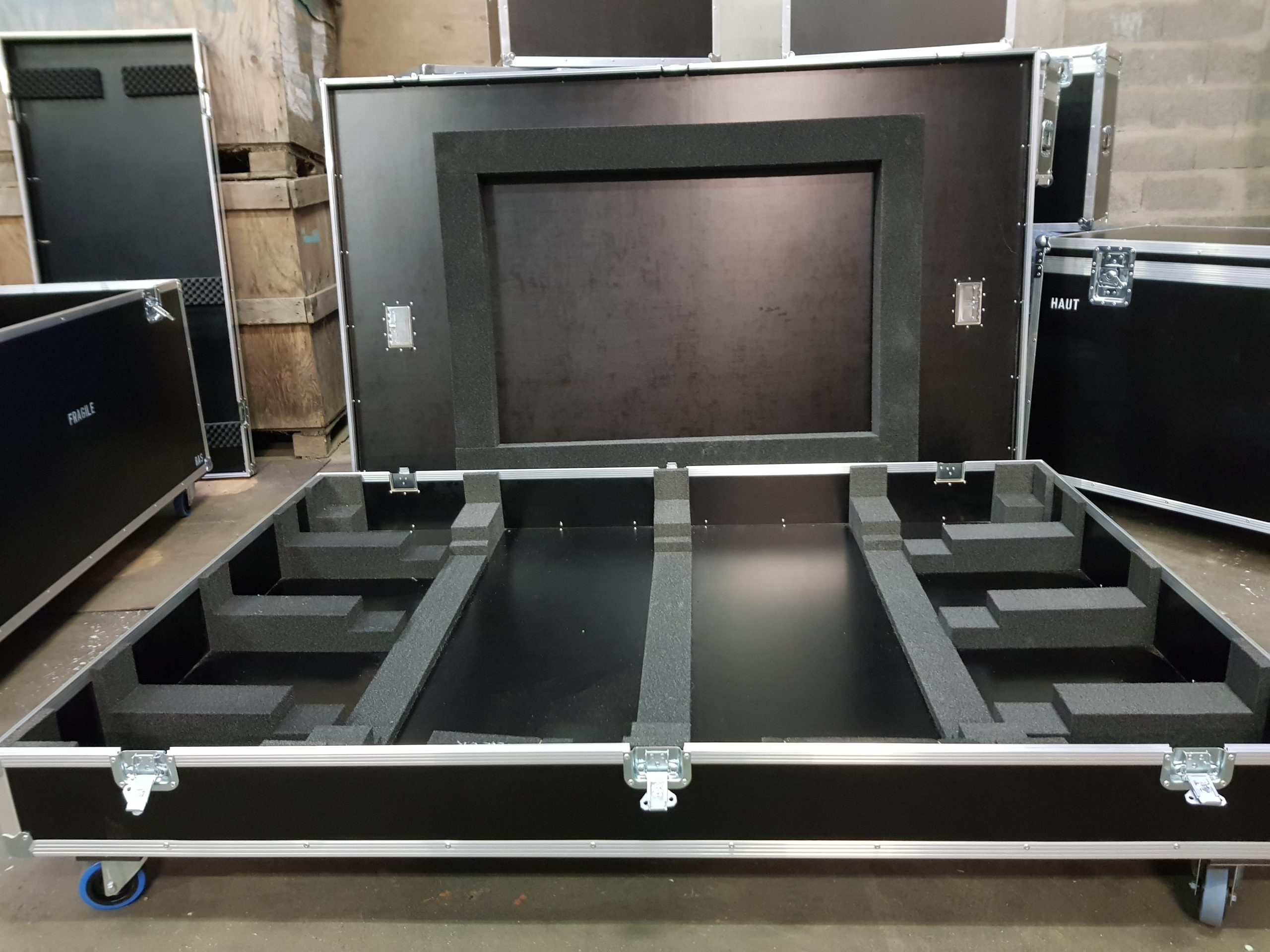 CONCEPTION ET FABRICATION DE FLIGHT CASE SP CIALISTE DU CALAGE SUR MESURE CONCEPTION ET FABRICATION DE FLIGHT CASE SP CIALISTE DU CALAGE SUR MESURE